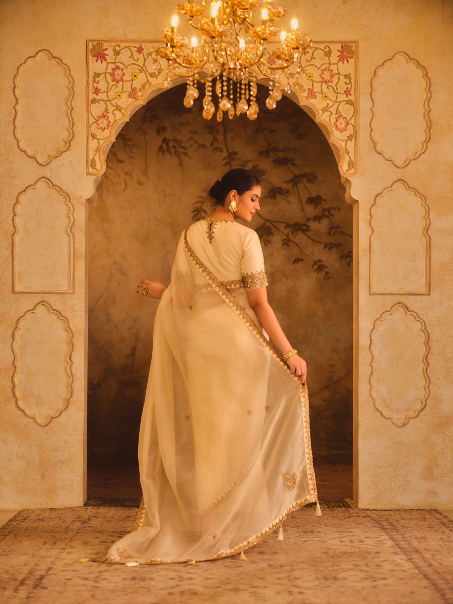 TAJRA OFF-WHITE ORGANZA SAREE WITH ZERO-NECK BLOUSE