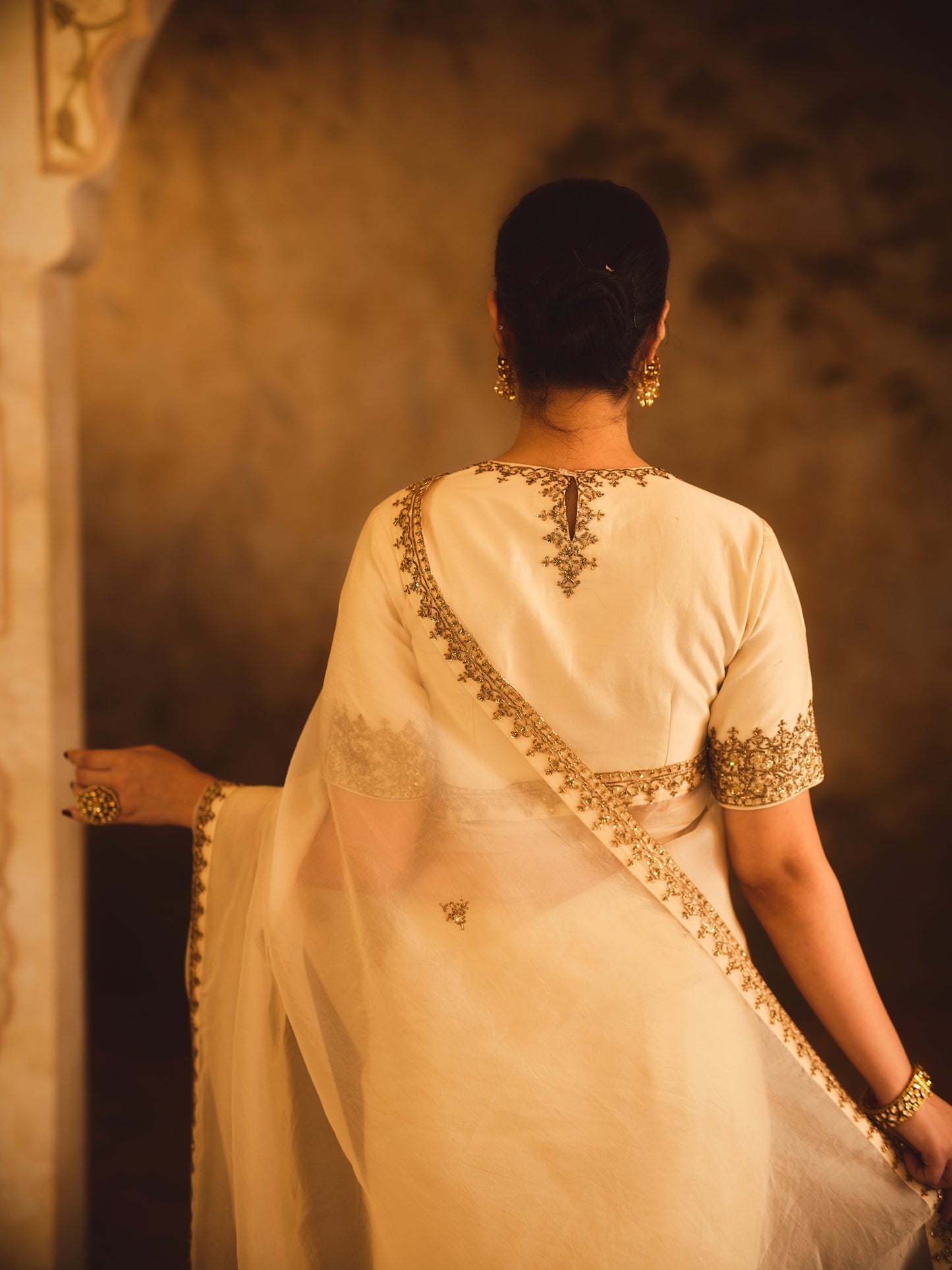 TAJRA OFF-WHITE ORGANZA SAREE WITH ZERO-NECK BLOUSE