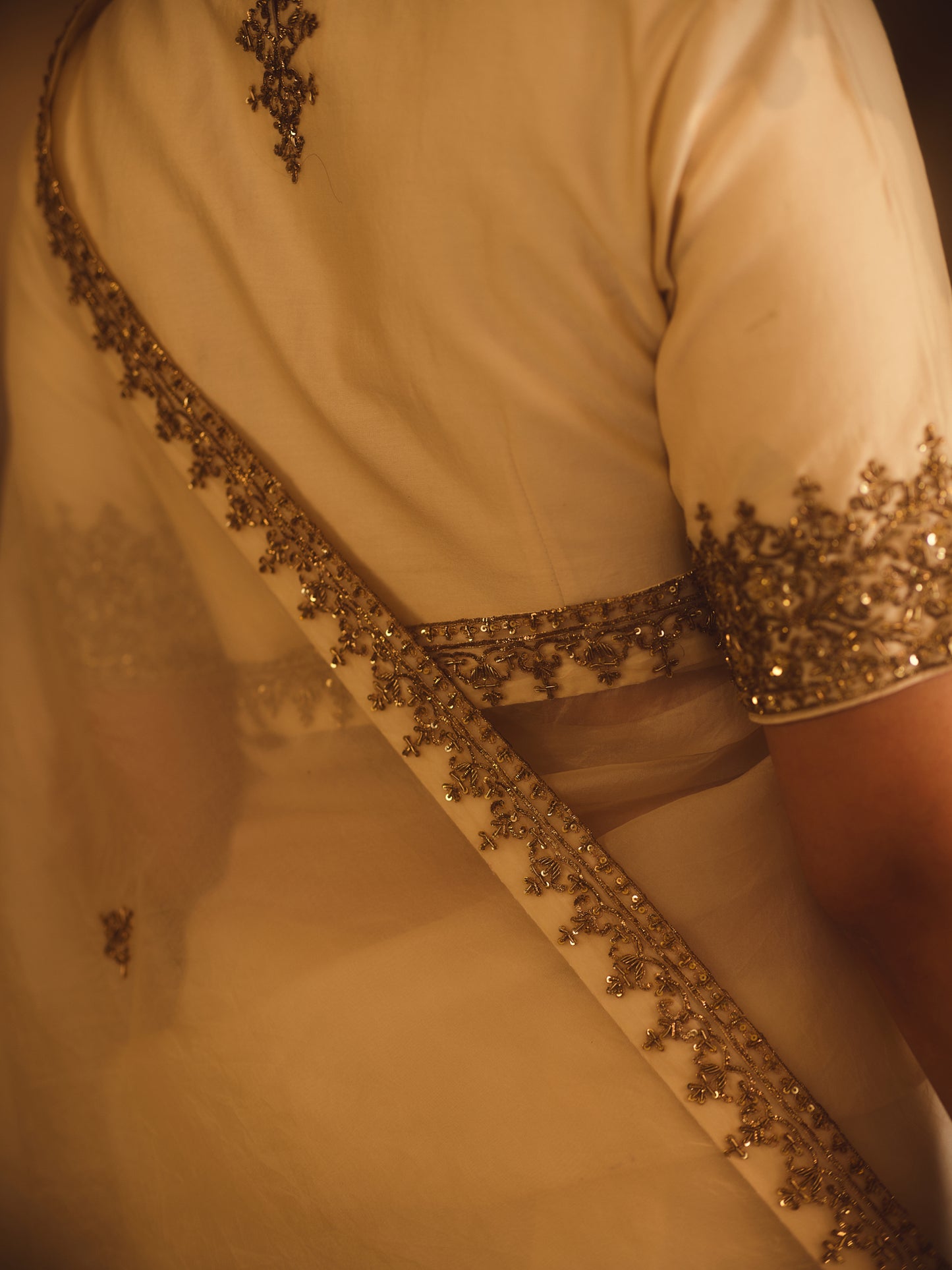 TAJRA OFF-WHITE ORGANZA SAREE WITH ZERO-NECK BLOUSE
