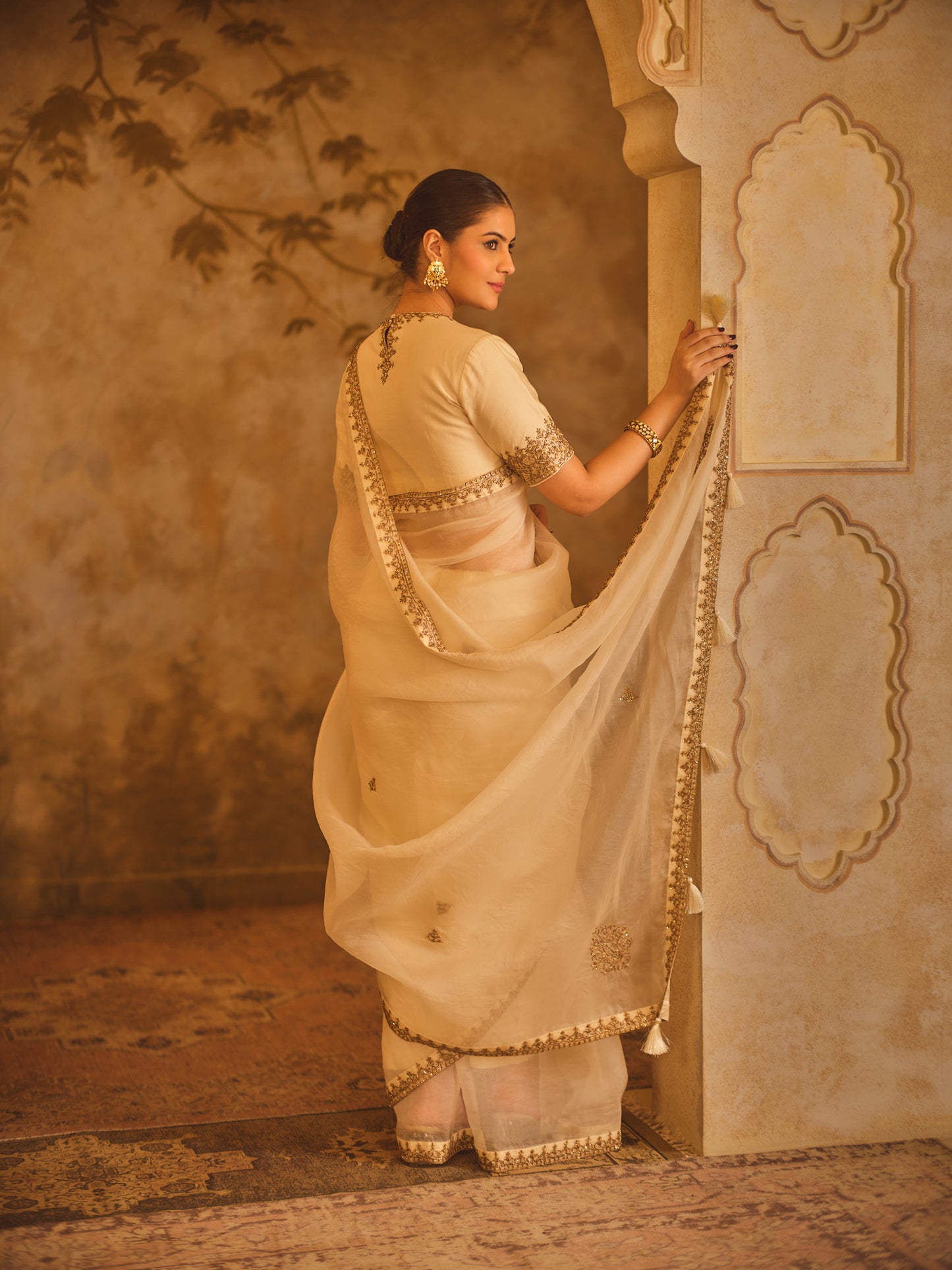 TAJRA OFF-WHITE ORGANZA SAREE WITH ZERO-NECK BLOUSE
