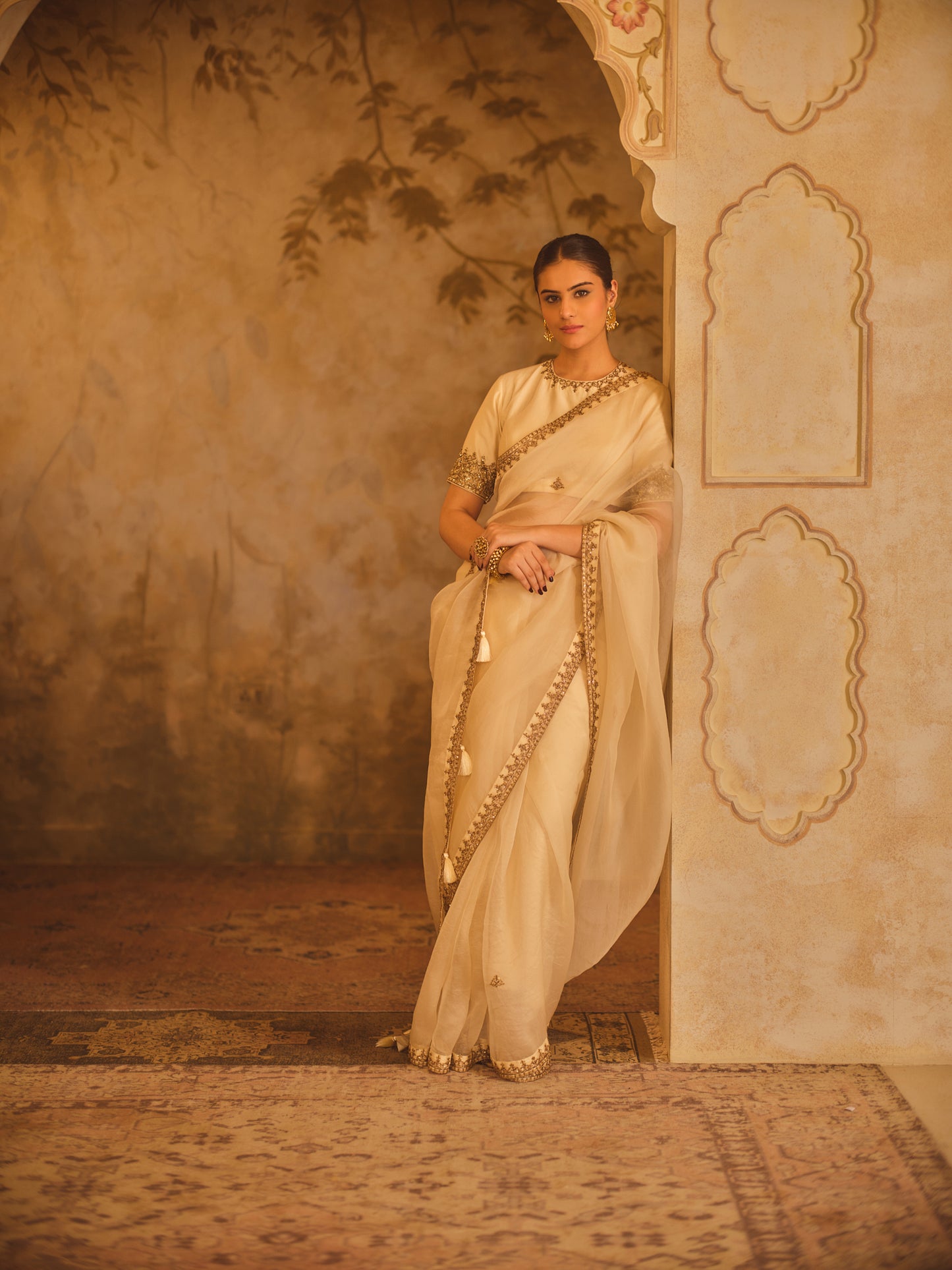 TAJRA OFF-WHITE ORGANZA SAREE WITH ZERO-NECK BLOUSE