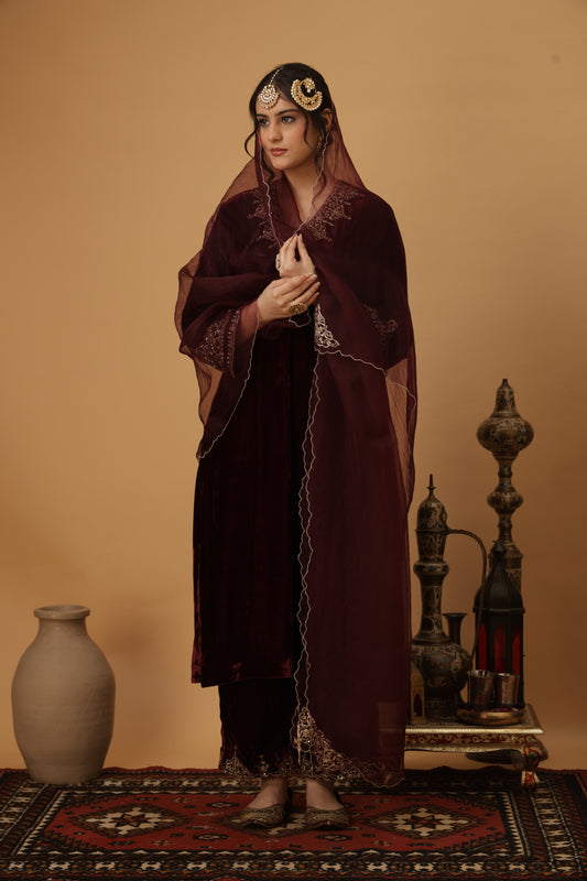 Zar-e-Makhmal Maroon V-Neck Kurta Set