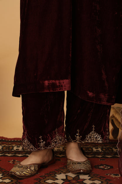 Zar-e-Makhmal Maroon V-Neck Kurta Set