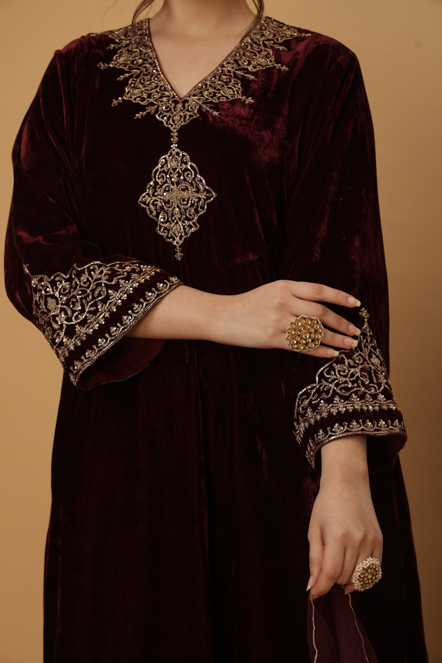 Zar-e-Makhmal Maroon V-Neck Kurta Set