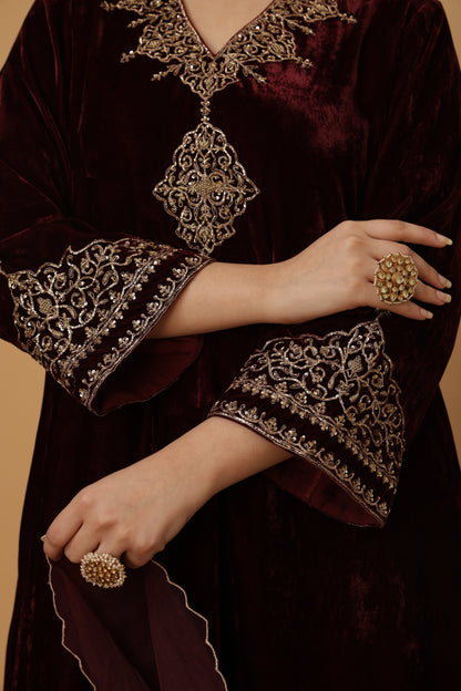 Zar-e-Makhmal Maroon V-Neck Kurta Set