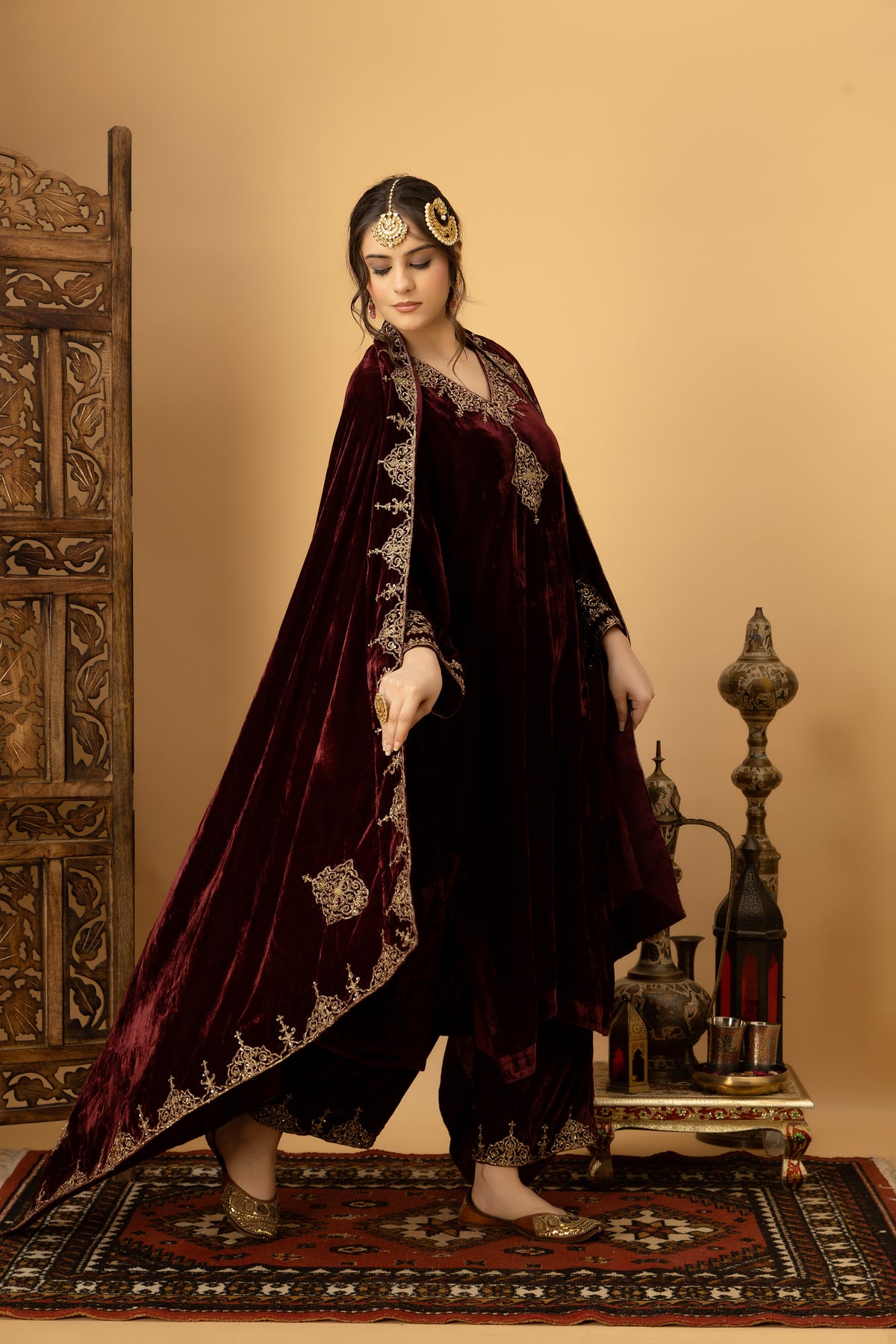 Zar-e-Makhmal Maroon Kurta Pant Set with Shawl