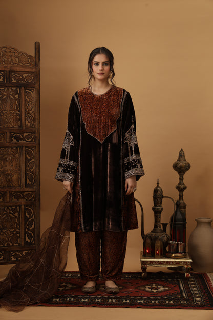 Zar-e-Makhmal Brown Kali Kurta Set