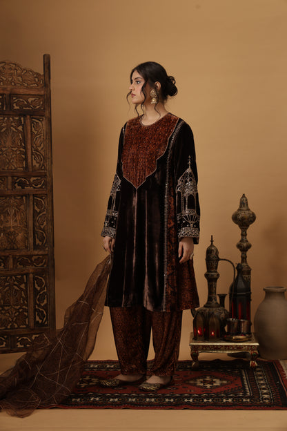 Zar-e-Makhmal Brown Kali Kurta Set