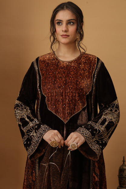 Zar-e-Makhmal Brown Kali Kurta Set