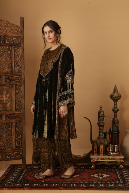 Zar-e-Makhmal Green Kali Kurta Set
