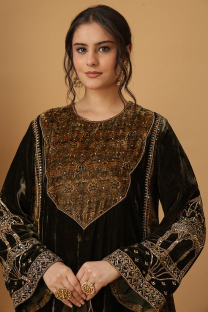 Zar-e-Makhmal Green Kali Kurta Set
