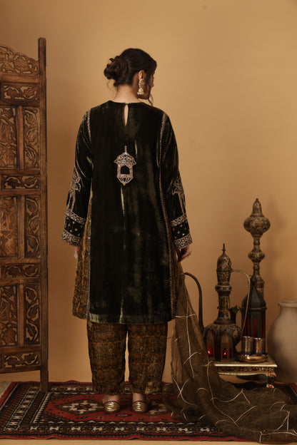 Zar-e-Makhmal Green Kali Kurta Set
