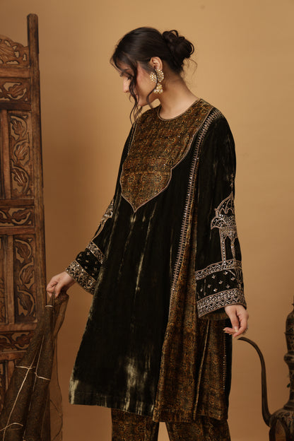 Zar-e-Makhmal Green Kali Kurta Set