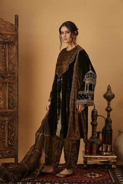 Zar-e-Makhmal Green Kali Kurta Set