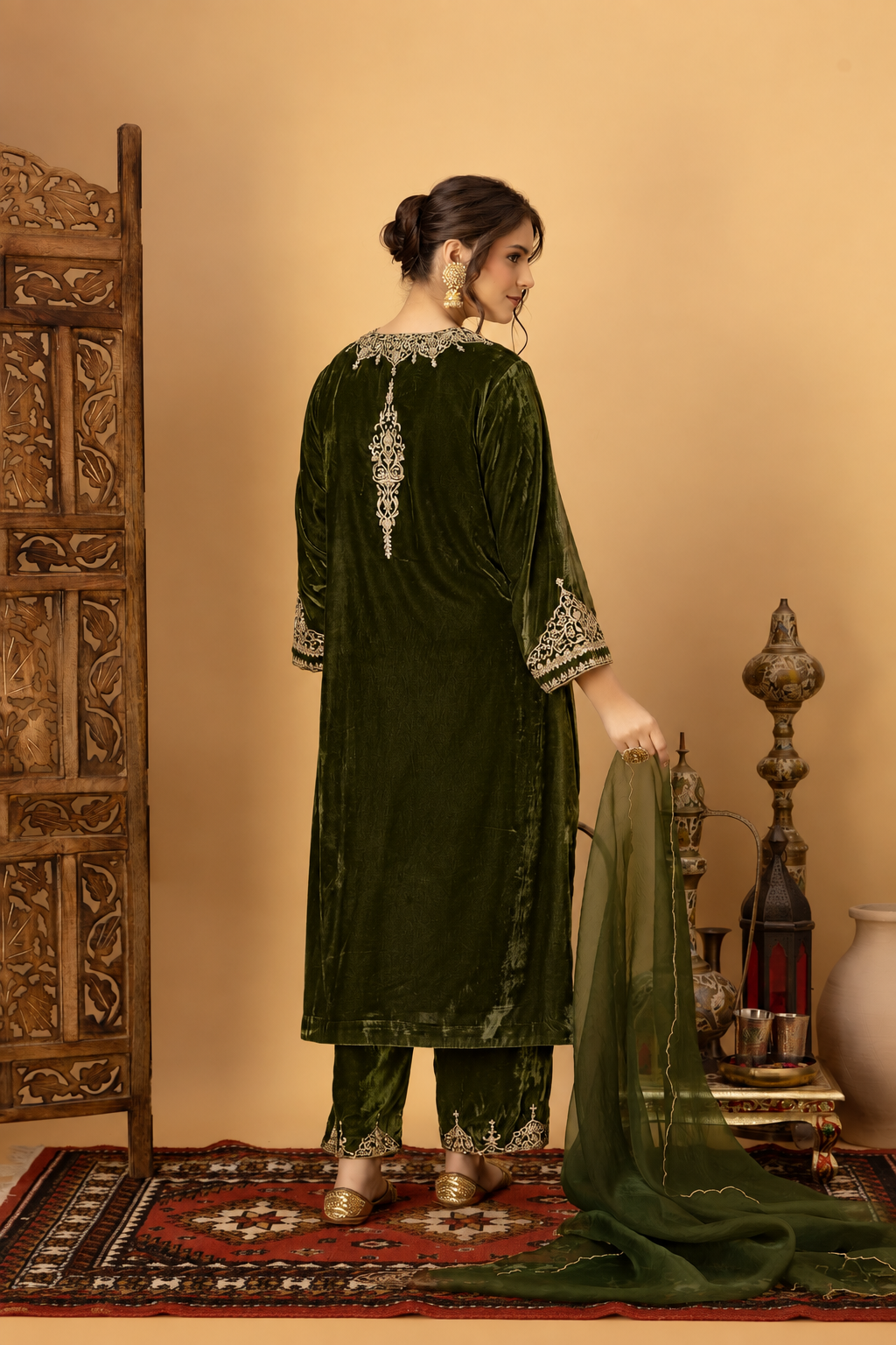 Zar-e-Makhmal Green V-Neck Kurta Set