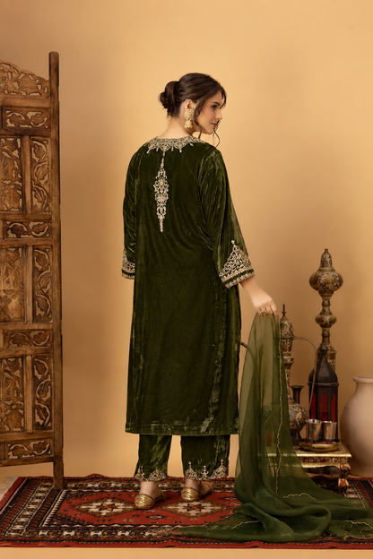 Zar-e-Makhmal Green V-Neck Kurta Set
