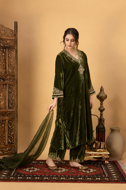 Zar-e-Makhmal Green V-Neck Kurta Set