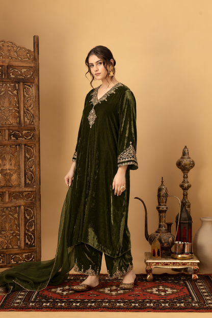 Zar-e-Makhmal Green V-Neck Kurta Set