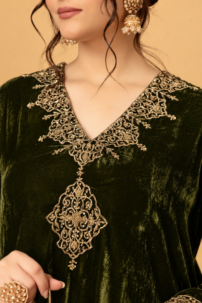 Zar-e-Makhmal Green V-Neck Kurta Set