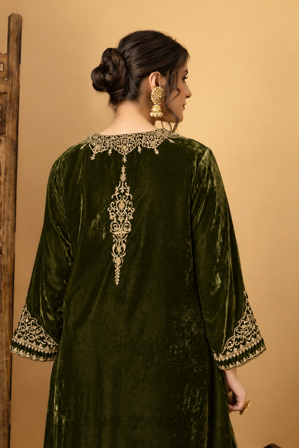 Zar-e-Makhmal Green V-Neck Kurta Set